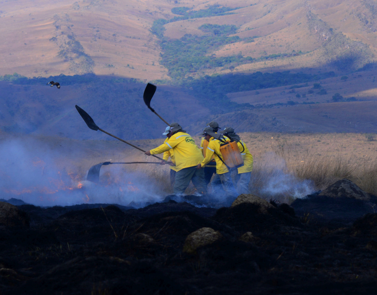 Brigadistas tentam apagar foco de incendio na Serra da Canastra