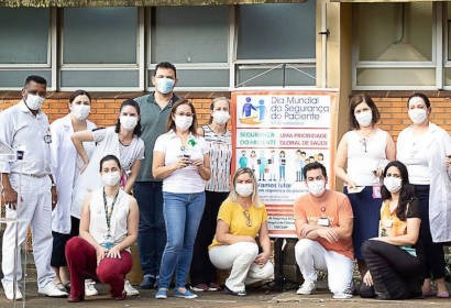 Evento contou com premiação de projetos inovadores. Ganhadores posam para foto 