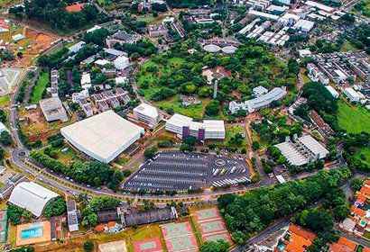 audiodescrição: fotografia do campus da Unicamp em vista aérea