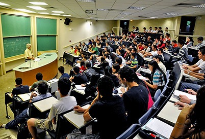 foto mostra sala de aula do ciclo básico com alunos assistindo a aula