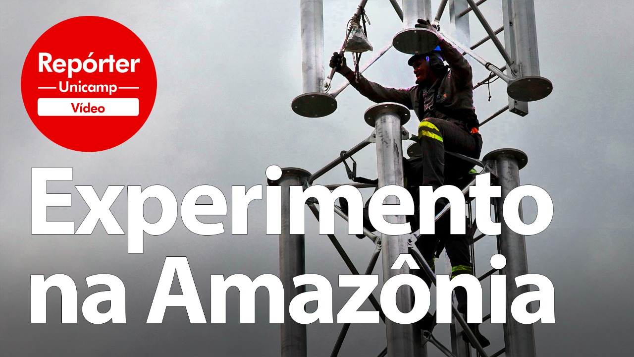 Capa do programa mostra foto de trabalhadores na montagem da torre. No canto superior à esquerda aparece o logotipo do programa e o título é "Experimento na Amazônia".