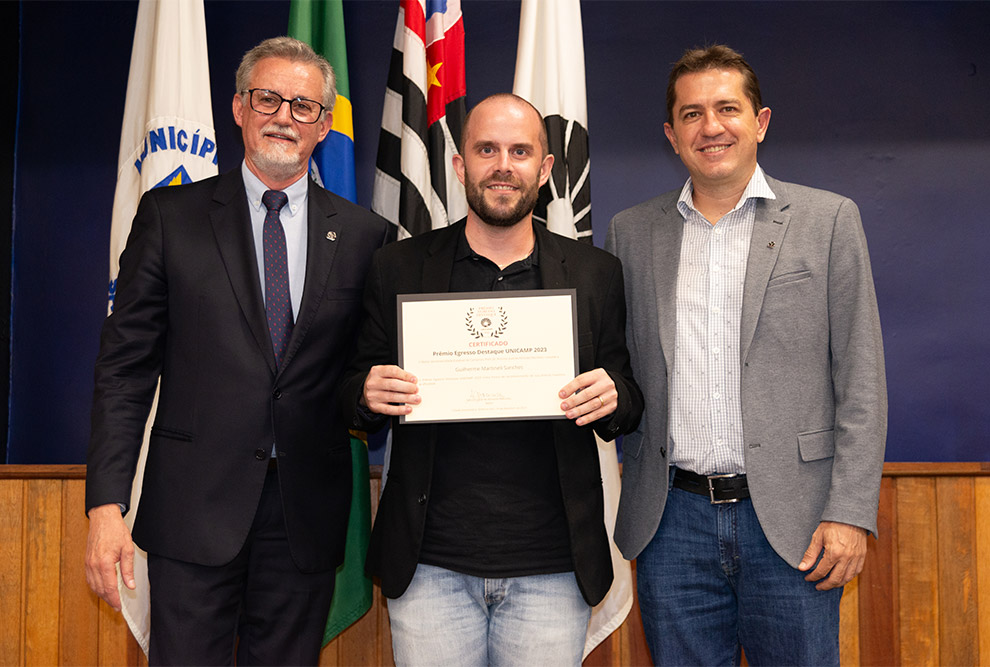O reitor Antonio Meirelles e o professor Cristiano Torezzan, responsável pela criação do prêmio, entregaram em mãos os certificados