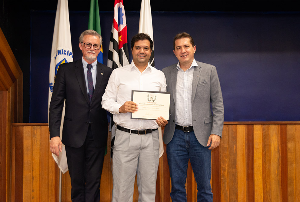 O reitor Antonio Meirelles e o professor Cristiano Torezzan, responsável pela criação do prêmio, entregaram em mãos os certificados