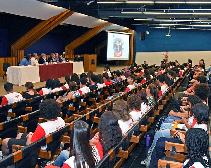 Estudantes de escolas públicas de Campinas, Limeira e Piracicaba participam de uma série de atividades de pesquisa em laboratórios da Universidade