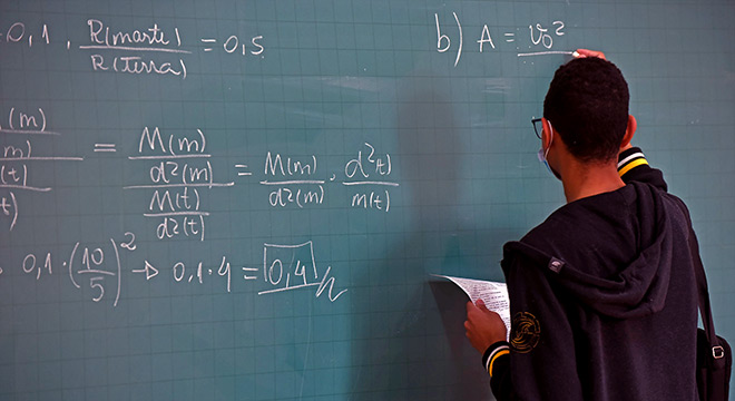 Estudante de ensino médio do Cotuca realiza uma equação matemática; nos anos 80, o fundamentalismo matemático estava no apogeu