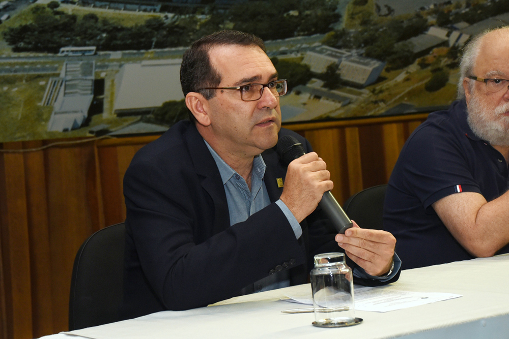 O coordenador-geral da Unicamp, Alvaro Penteado Crósta, fala ao microfone, em mesa do Simpósio "Comunicação: Universidade e Sociedade"