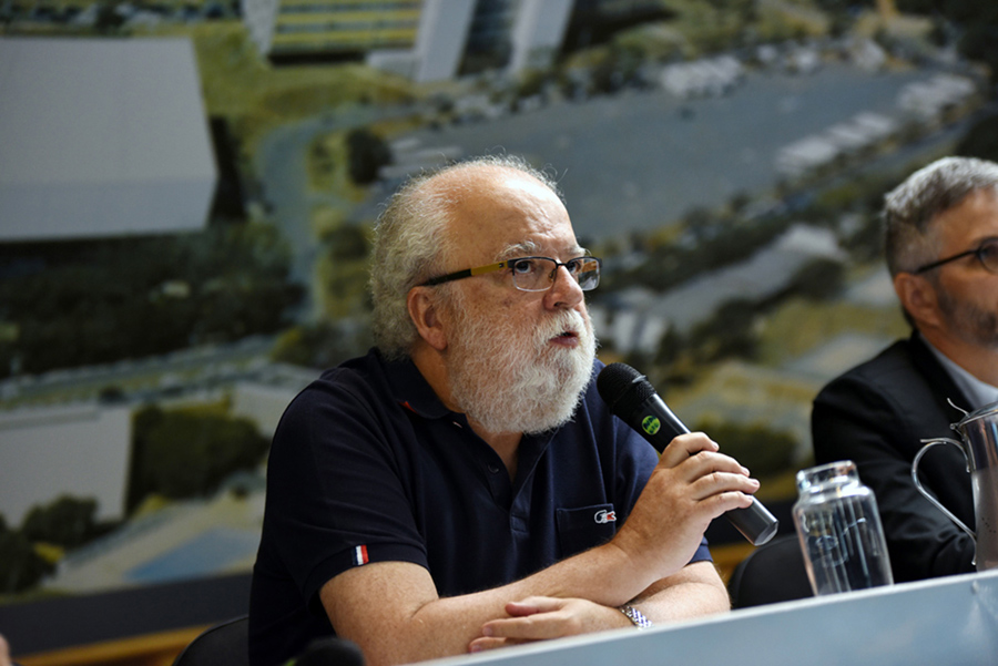 O reitor da Unicamp, José Tadeu Jorge, fala ao microfone em mesa do Simpósio "Comunicação: Universidade e Sociedade"