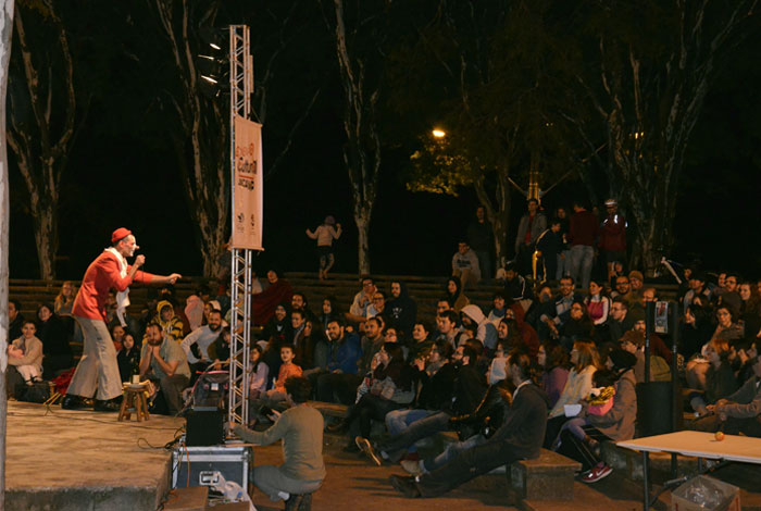 A apresentação reuniu os espectadores na Praça da Paz, entre adultos e crianças