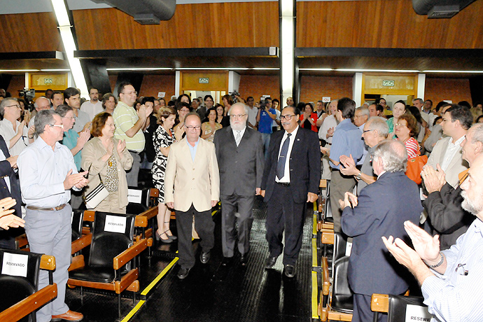 Tadeu Jorge foi conduzido à mesa de autoridades pelos professores Mohamed Habib e Daniel Pereira