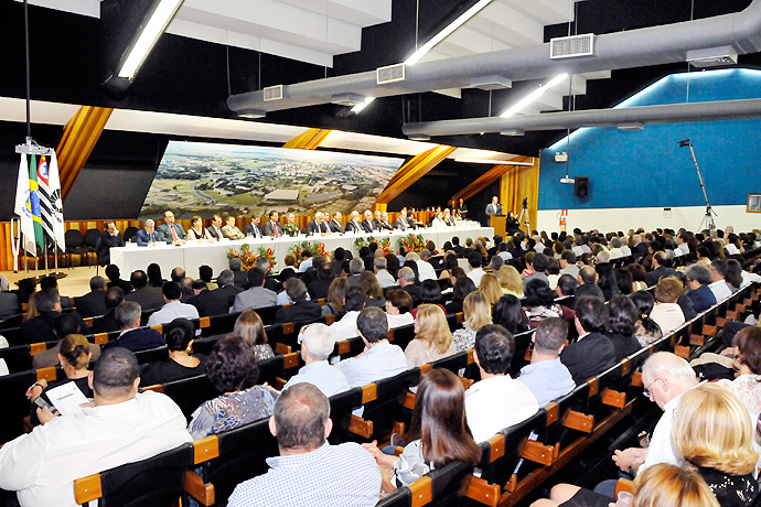 Centro de Convenções em noite de posse