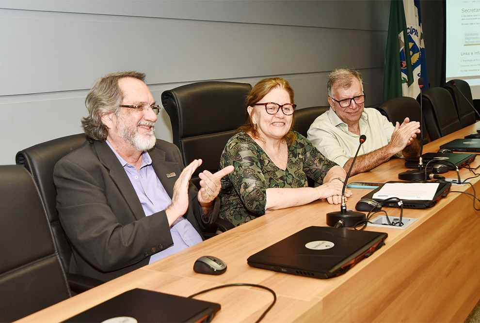 Da esquerda para a diretita, professores Marco Aurélio Cremasco (Proec), Rachel Meneguello (reitora em exercício) e Ivan Toto (pró-reitor de Graduação): 