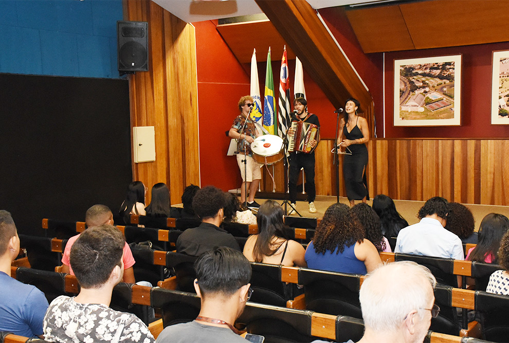 Estudantes da Universidade Federal do Pará foram recepcionados com apresentação de forróício