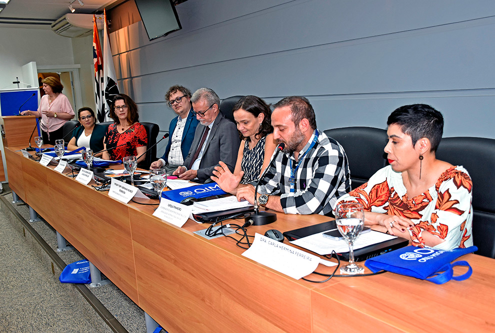 Da esquerda para a direita, Ana Carolina Maciel (CSVM e Cocen), Sindy Nobre Santiago (ONG Panahgah), o reitor Antonio Meirelles, Adriana Nunes (chege de gabinete adjunta), Iurqui Pinheiro (OMI) e Carla Hermina Ferreira (OAB)   