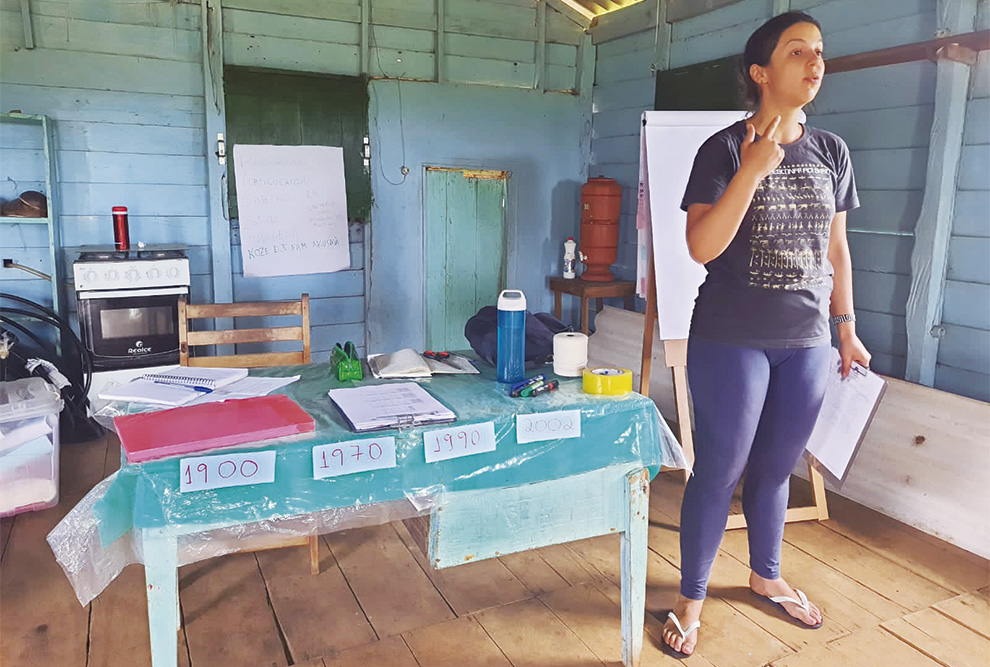 Karine Assumpção, autora da tese, durante atividade profissional: para antropóloga, o SasiSUS é uma conquista das populações originárias