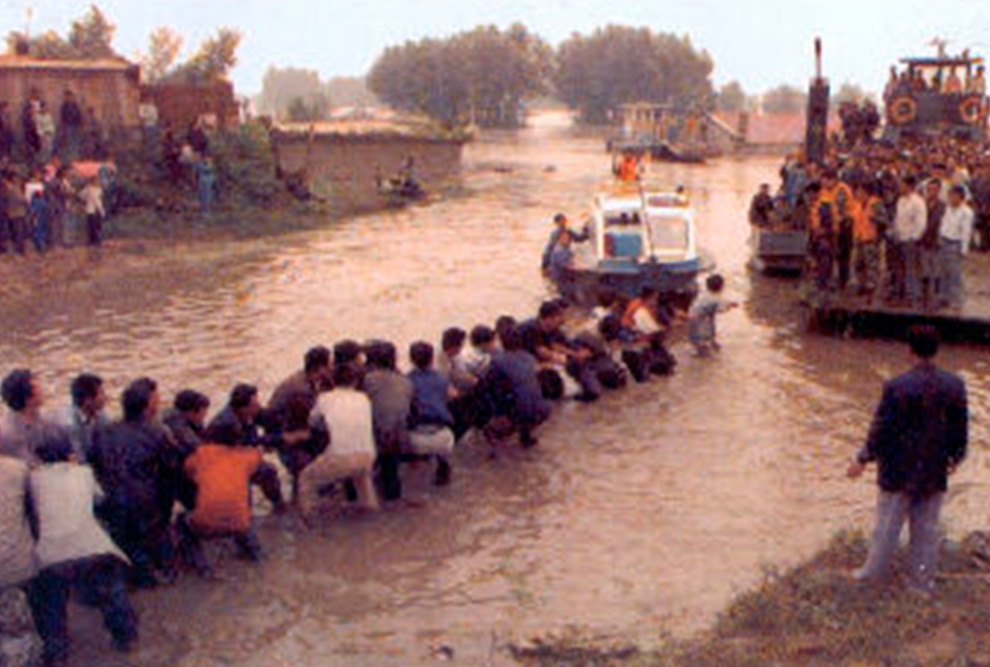Sobreviventes das enchentes do Rio Yangtzé em 1998. Fonte: Agência Xinhua