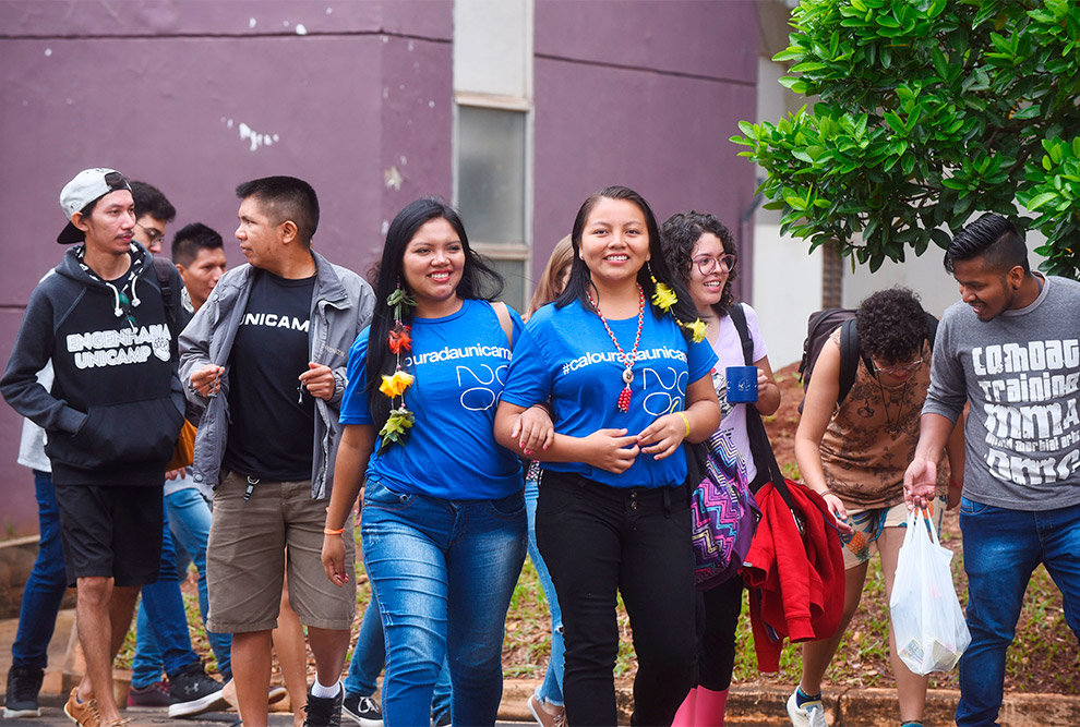 Estudantes indígenas durante período de matrícula em 2020; primeira chamada acontece no dia 5 de fevereiro, na página eletrônica da Comvest