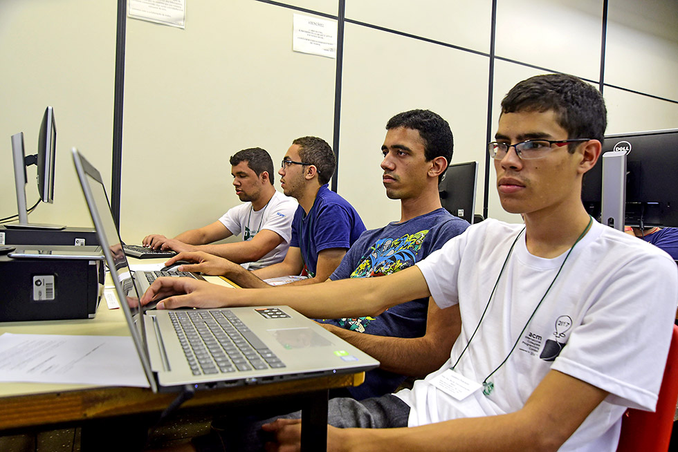 Após as aulas teóricas, desafios são levados a laboratório