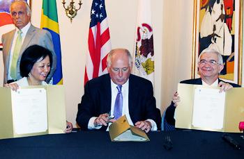 O governador de Illinois, Pat Quinn, a vice presidente e chancellor, Phyllis Wise e o reitor Fernando Costa