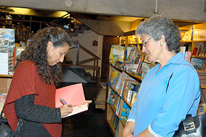 Lia autografa o livro para Selma: obra é dedicada à catadora, que também narra a história (Foto: Antoninho Perri)