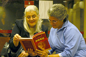 Elaine Zanatta lê para Selma Sarti, que chorou com a homenagem feita pela escritora (Foto: Antoninho Perri)