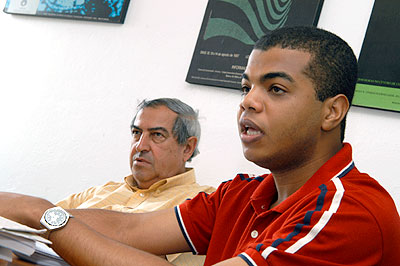 O professor Wilson Cano (à esquerda), orientador da pesquisa de Robson Dias da Silva (à direita): economia  depende das receitas geradas sobretudo pelo petróleo (Foto: Antoninho Perri)