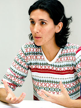A mestre em física Sabrina Borges Lino Araújo: modelo para explicar a cadeia alimentar de populações ecológicas (Foto: Neldo Cantanti)