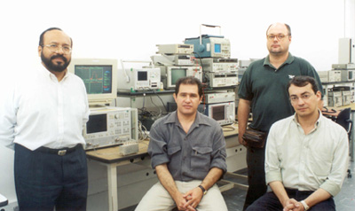 Professor Hugo Figueroa (esq.) e equipe do Laboratório Celestica, um dos primeiros do gênero no Brasil: enfoque nas aplicações de metamateriais