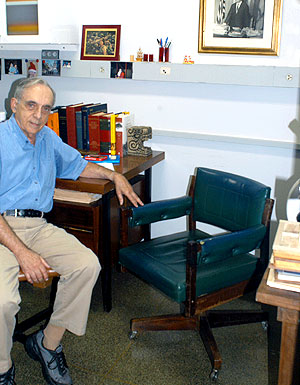   A cadeira dada por Zeferino Vaz ao professor Luiz Augusto Magalhães: apoio à pesquisa (Fotos: Acervo Histórico do Arquivo Central (Siarq))
