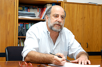 O professor Márcio Percival Alves Pinto:"Pretendemos criar umespaço que permita a divulgação e a socialização das informações" (Fotos: Divulgação/Antonio Scarpinetti)