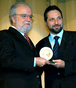 O reitor Tadeu Jorge recebe de Maurizio Mauro, da Abril, um dos cinco prêmios  (Foto: Antoninho Perri)