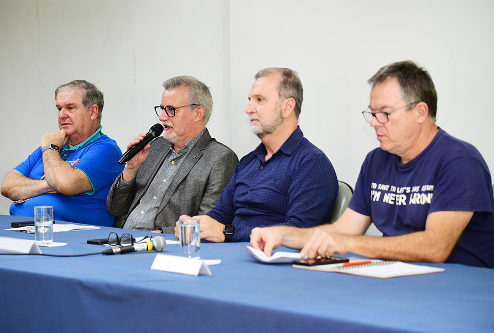 Da esquerda para a direita, Elias Basile (PRPG), o reitor Antonio Meirelles, o diretor da Deri Osvaldir Taranto e Flávio Luis Schmidt (PRG)