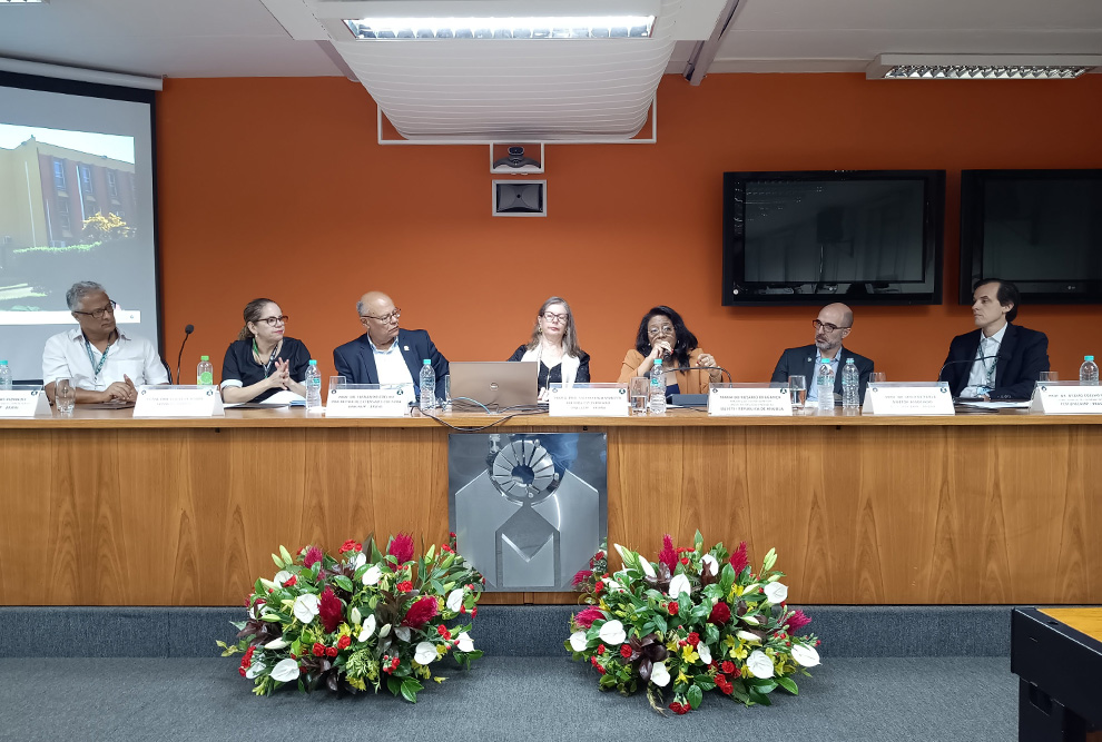 A agenda de Maria do Rosário Bragança (ao centro e ao microfone) incluiu reuniões com a ministra brasileira da Ciência e Tecnologia, Luciana Santos, e o ministro da Educação, Camilo Santana, em Brasília