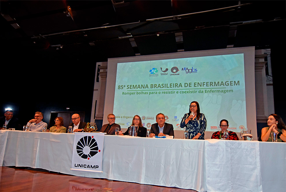 A presidente da Federação Nacional de Enfermeiros, Solange Caetano (em pé) reivindicou o reconhecimento da categoria