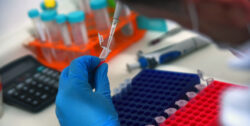 Pesquisador durante experimento em laboratório; encontro da FeSBE terá como tema central a multidisciplinaridade