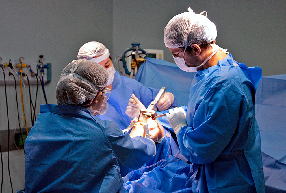 Profissionais realizam cirurgia no HRP; no primeiro semestre 10% das cirurgias realizadas foram relacionadas à ortopedia