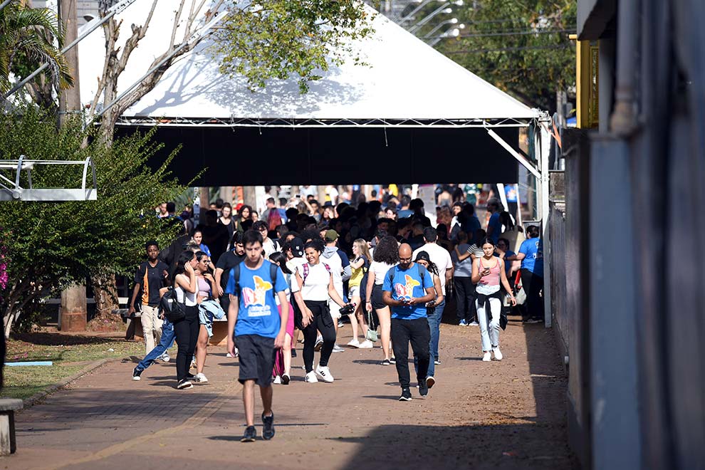 imagem colorida, visitantes passeando pelo campus