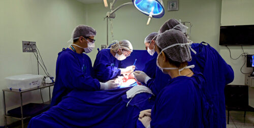 o HC da Unicamp foi uma das quatro instituições públicas brasileiras de saúde contempladas com um valor mais acessível e condições especiais para a aquisição e instalação do Sistema Cirúrgico Robótico da Vinci para cirurgias minimamente invasivas