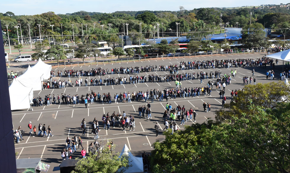 imagem colorida, imagem vista de cima, visitantes em filas no estacionamento da Biblioteca Central