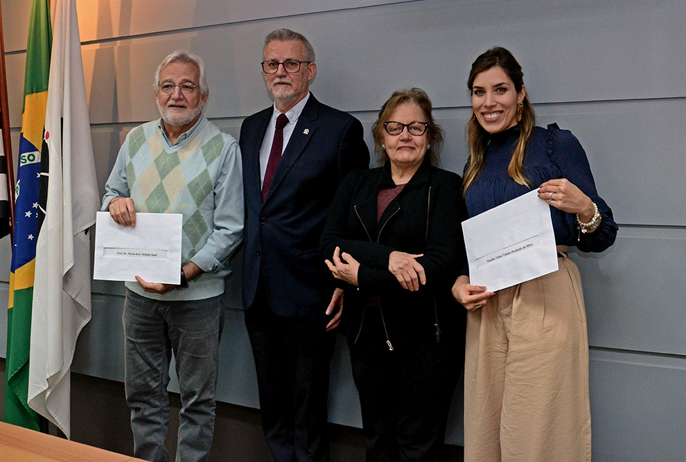 Natália Silva (à direita) e o orientador Mario Saad (à esquerda)