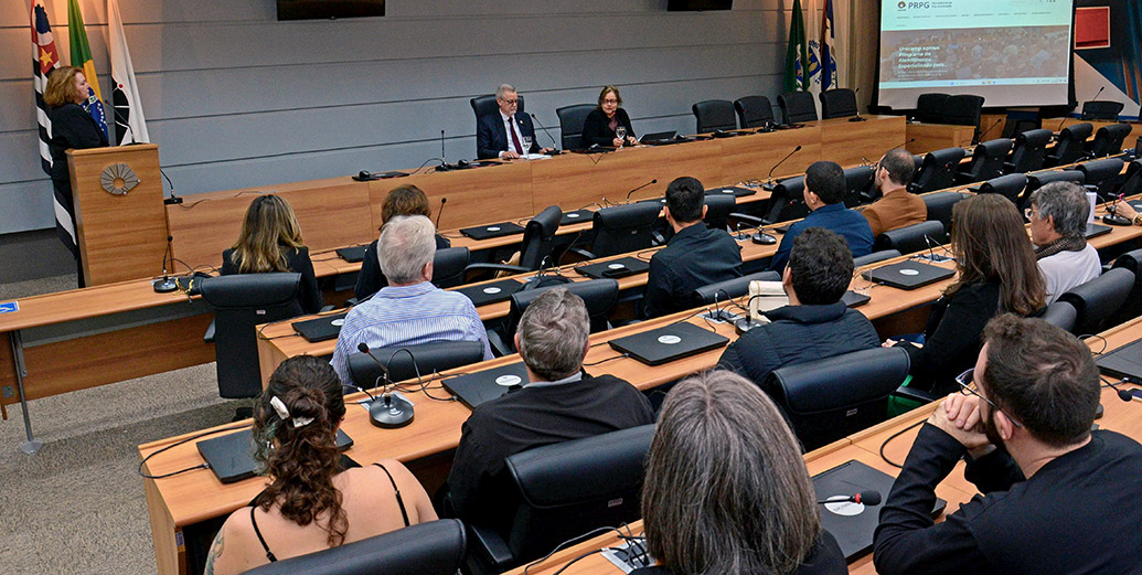 Cerimônia realizada na sala do Conselho Universitário (Consu)