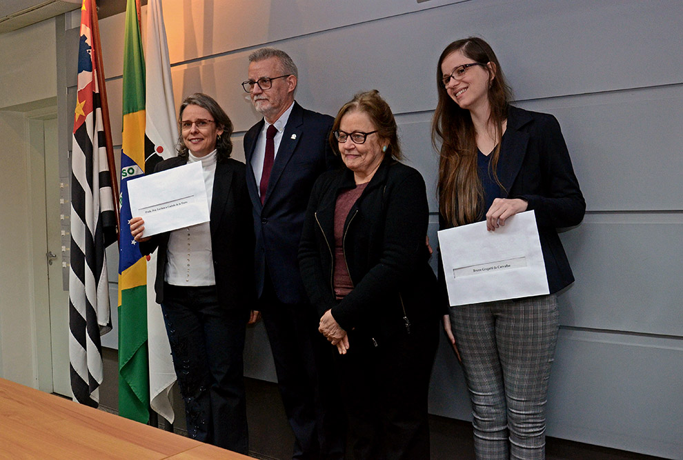 Bruna G Carvalho (à direita) e a 
orientadora Lucimara de la Torre (à esquerda)