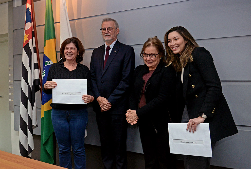 Mariana Lana (à direita) e a orientadora Rosângela Ballini (à esquerda