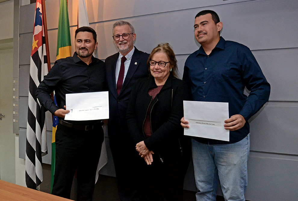 Joahannes Costa (à direita) e o orientador Leandro Villas (à esquerda