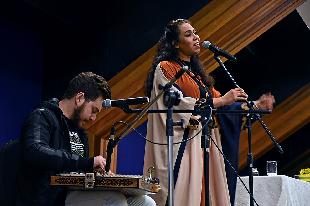 Apresentação musical da artista palestina Oula Al-Saghir durante Fórum Permanente Imagens e Apagamentos do Refúgio Contemporâneo 