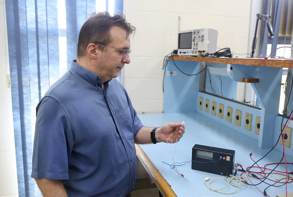 O professor Antonio Quevedo, da Faculdade de Engenharia Elétrica e de Computação: praticidade e segurança para anestesia