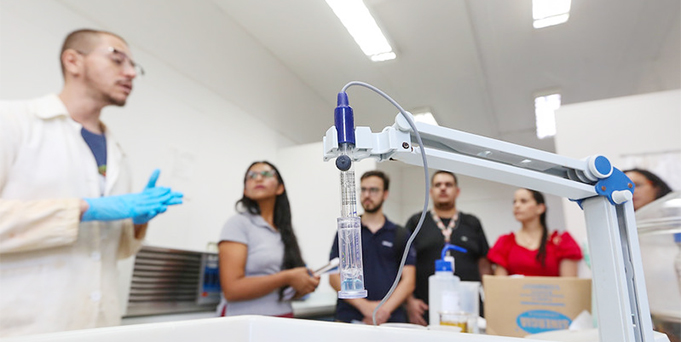 Pesquisador durante apresenação de experimento no Laboratório de Engenharia Química