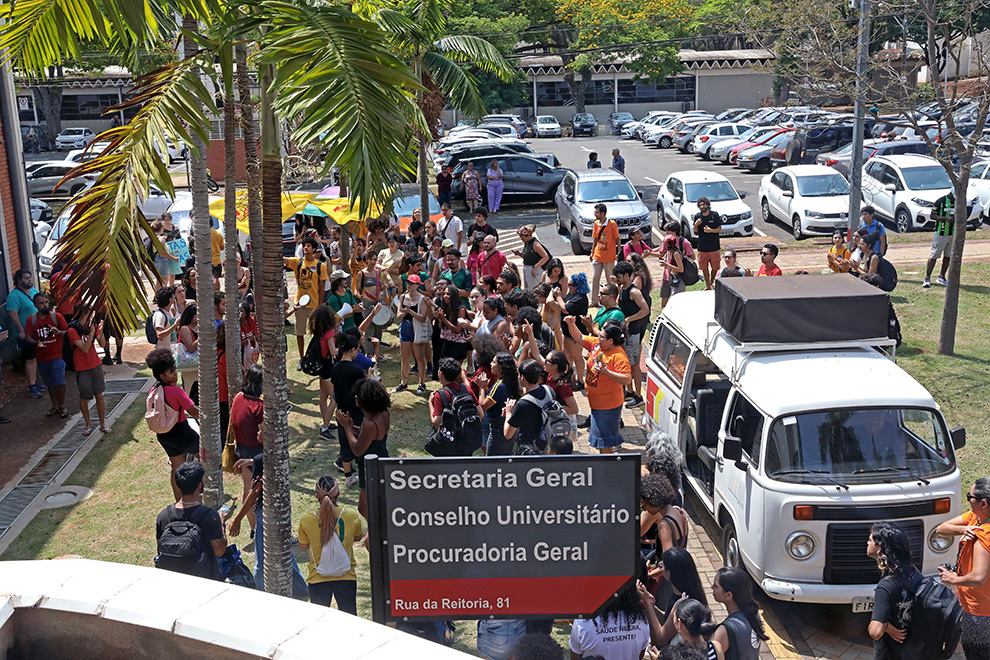 Estudantes estiveram reunidos durante a Sessão Ordinária do Consu