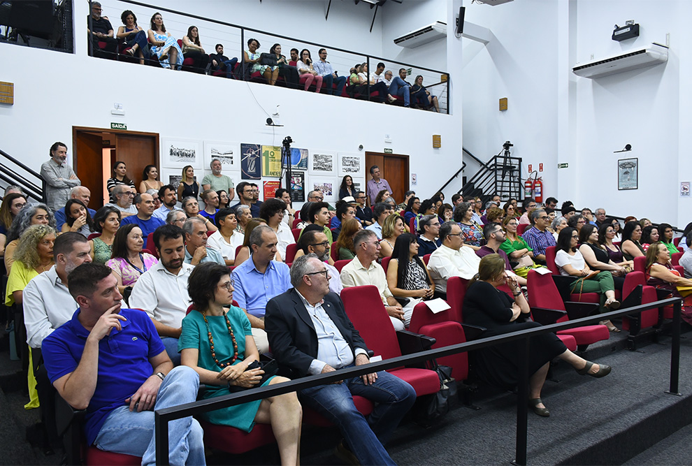 A plateia reuniu pró-reitores, diretores de unidades, coordenadores de centros e núcleos e outros representantes da comunidade acadêmica, além de estudantes, familiares e convidados diversos