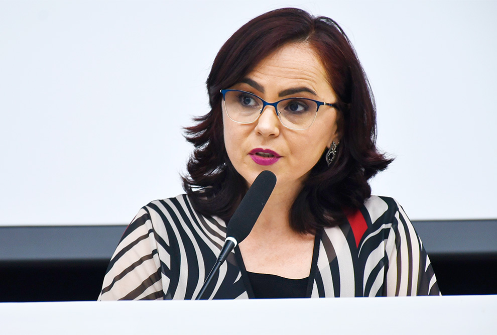 Em tom emocionado, Raluca Savu agradeceu o apoio da comunidade acadêmica, mencionando os 75,9% de votos recebidos