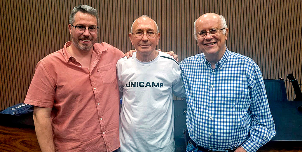 O cientista residente Jorge Bento (ao centro), ao lado dos professores Rafael Dias (Diretoria de RTelações Internacionais) e Christiano Lyra (coordenador do IdEA)